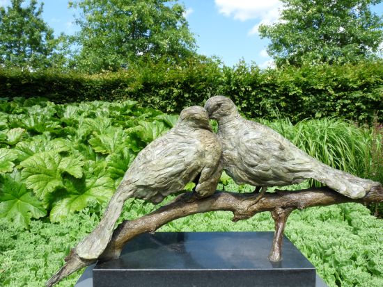 Caldo-innig is een bronzen beeld van twee tortelduiven | bronzen beelden en tuinbeelden, figurative bronze sculptures van Jeanette Jansen |